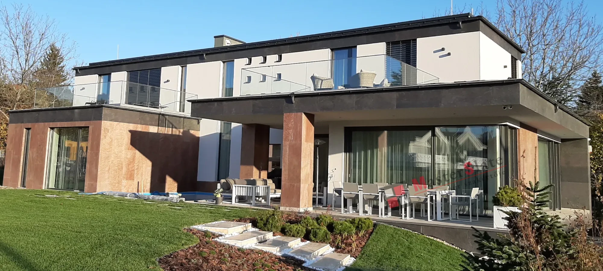 Kültéri kőfurnér burkolás pengefalakon